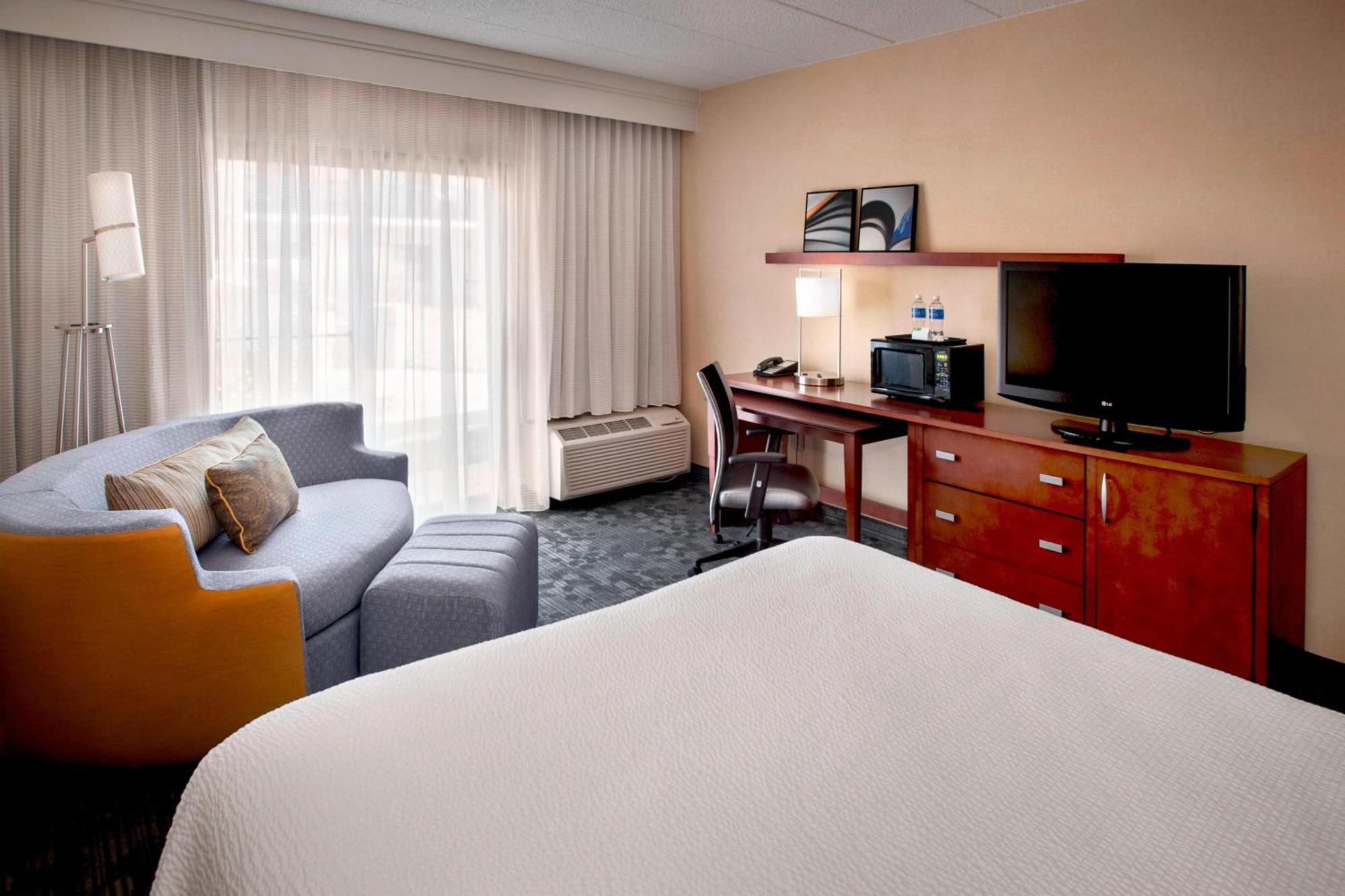 Courtyard By Marriott Hartford Windsor Airport Hotel Exterior photo