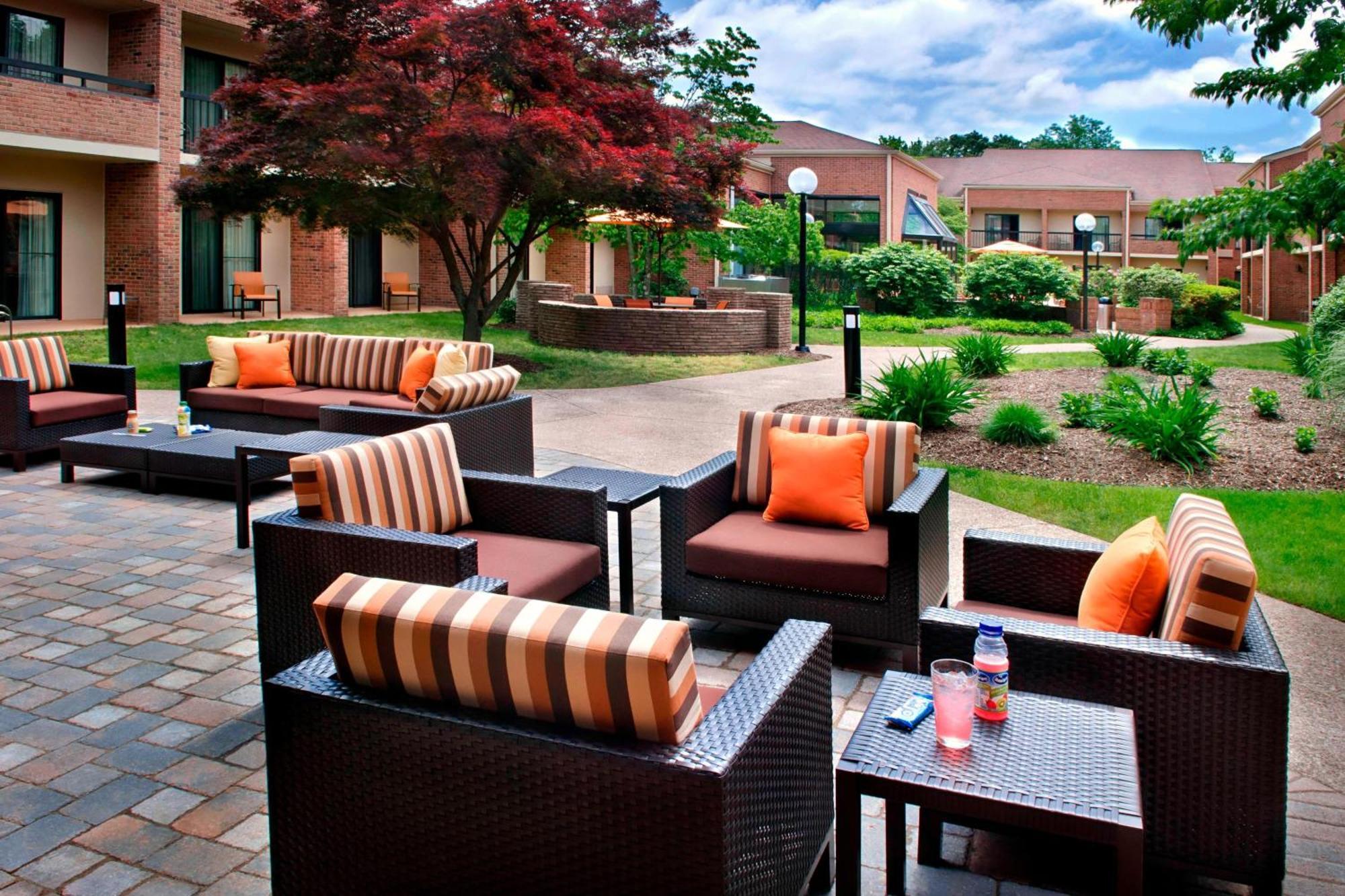 Courtyard By Marriott Hartford Windsor Airport Hotel Exterior photo